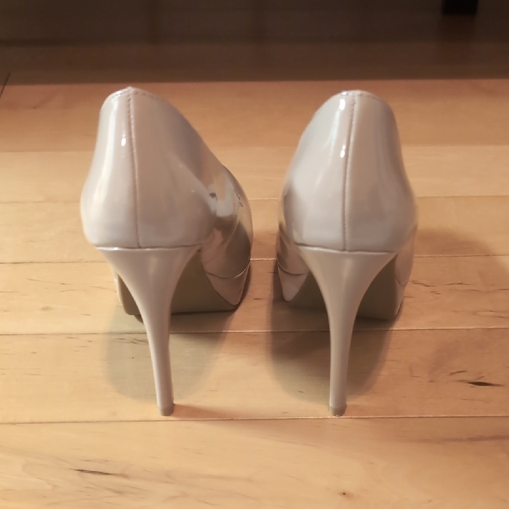 Women's Nude Heels - Picture 4 of 7